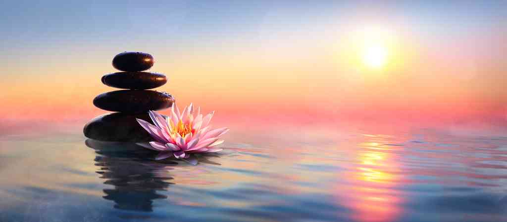 pyramide de pierre et lotus sur l eau avec un coucher de soleil 